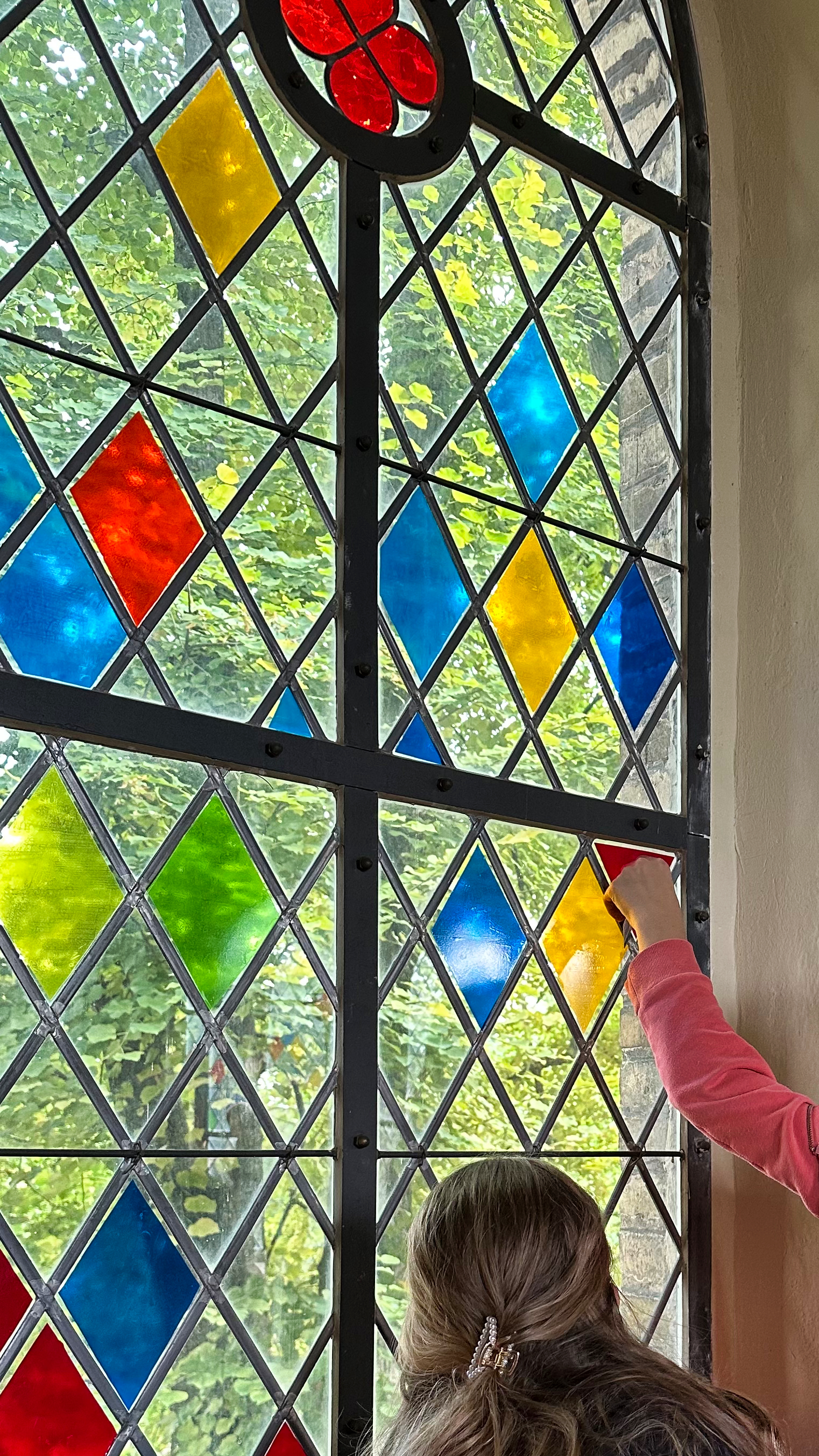 Fenster der Glindower Kirche gestaltet